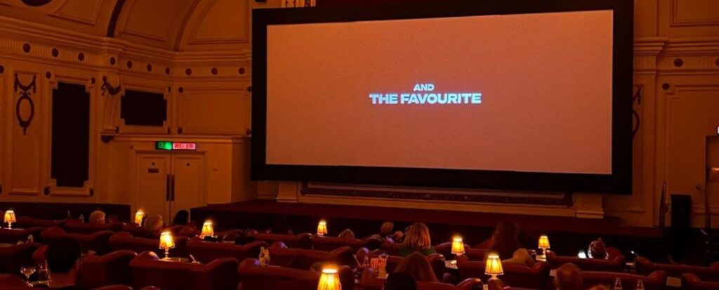 Kjo është komedia klasike romantike që të gjithë po e rishikojnë në Netflix