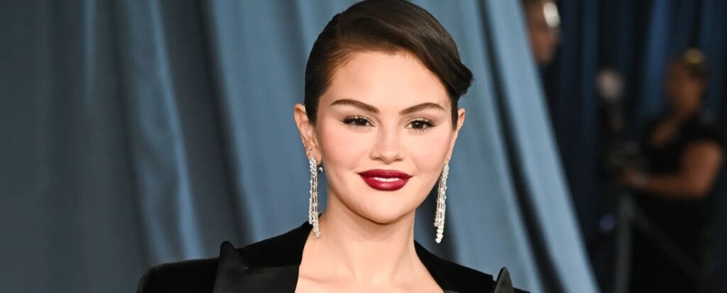 Selena Gomez ka një ngjyrë të re të preferuar për thonjtë që e aprovojmë të gjitha